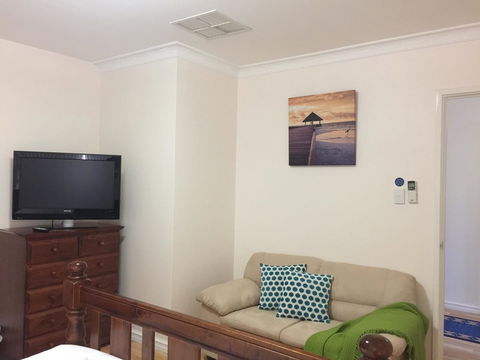 The Royal Dolphin Bed & Breakfast Safety Bay - Kingaroy Accommodation 30