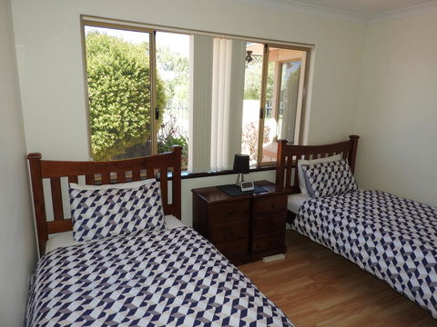 The Royal Dolphin Bed & Breakfast Safety Bay - Kingaroy Accommodation 16