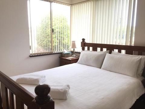 The Royal Dolphin Bed & Breakfast Safety Bay - Kingaroy Accommodation 5