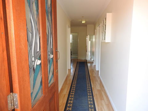 The Royal Dolphin Bed & Breakfast Safety Bay - Kingaroy Accommodation 13