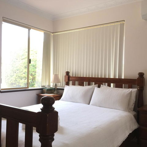 The Royal Dolphin Bed & Breakfast Safety Bay - Kingaroy Accommodation 3
