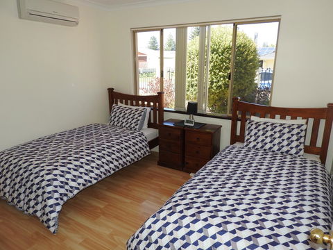 The Royal Dolphin Bed & Breakfast Safety Bay - Kingaroy Accommodation 15
