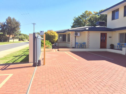 The Royal Dolphin Bed & Breakfast Safety Bay - Kingaroy Accommodation 0