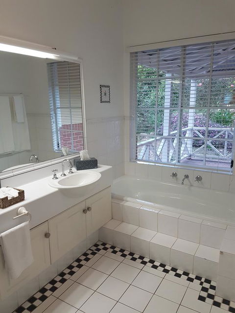 Two Sisters Chalets - Kingaroy Accommodation 2