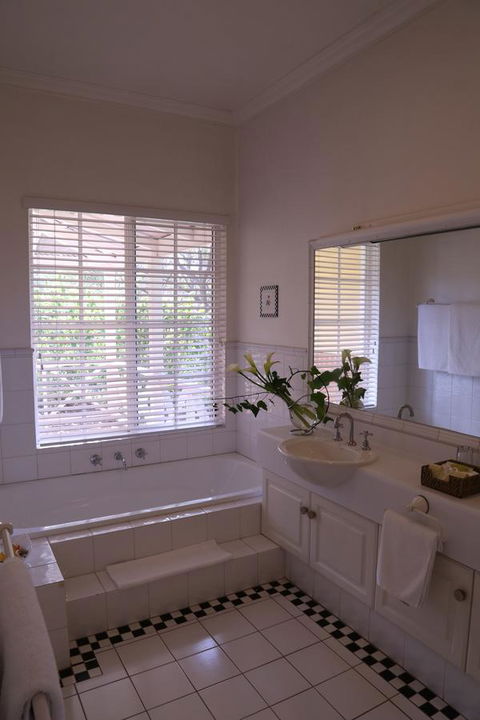 Two Sisters Chalets - Kingaroy Accommodation 19