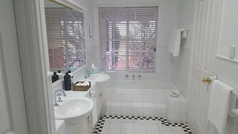 Two Sisters Chalets - Kingaroy Accommodation 36