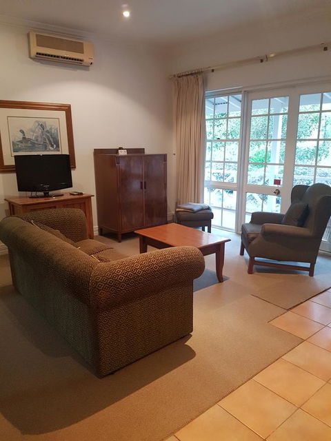 Two Sisters Chalets - Kingaroy Accommodation 13