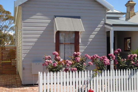 Bluebird Cottage - Kingaroy Accommodation 0