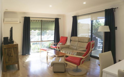 Relax, Bright & Airy Garden Villa - Kingaroy Accommodation 5