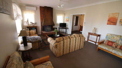 Daisy Cottage - Kingaroy Accommodation 12