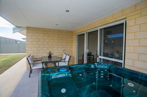 Indian Ocean Retreat - Kingaroy Accommodation 12