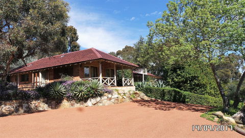 Eleebana Guest House - Kingaroy Accommodation 0