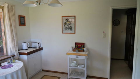 Eleebana Guest House - Kingaroy Accommodation 29
