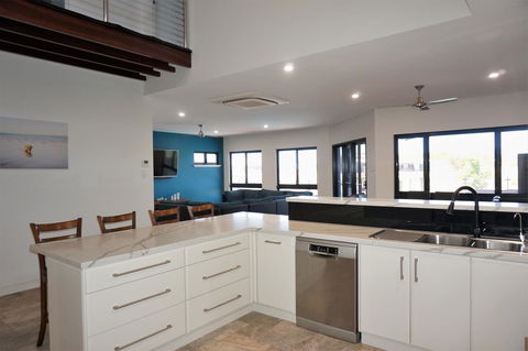 27 Corella Court - Kingaroy Accommodation 3