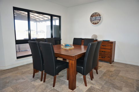 27 Corella Court - Kingaroy Accommodation 5