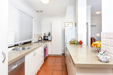 Como Executive Apartment - Kingaroy Accommodation 8