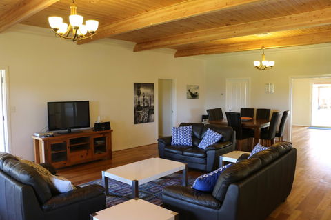 Burton Farmhouse - Kingaroy Accommodation 12