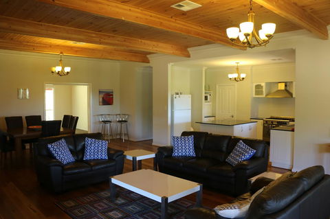 Burton Farmhouse - Kingaroy Accommodation 0