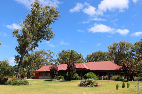 Burton Farmhouse - Kingaroy Accommodation 8