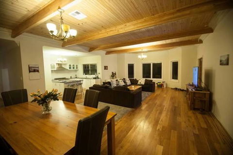 Burton Farmhouse - Kingaroy Accommodation 9