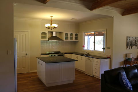 Burton Farmhouse - Kingaroy Accommodation 1