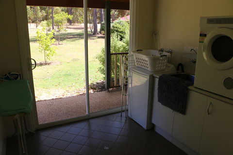 Burton Farmhouse - Kingaroy Accommodation 2