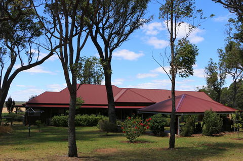 Burton Farmhouse - Kingaroy Accommodation 3
