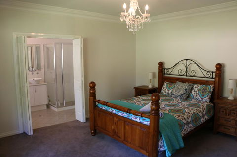 Burton Farmhouse - Kingaroy Accommodation 4