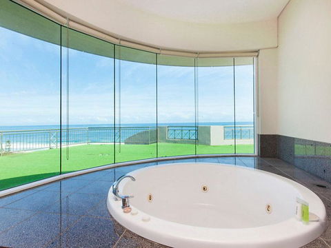 Beachfront Penthouse & Huge Terrace - Kingaroy Accommodation 4
