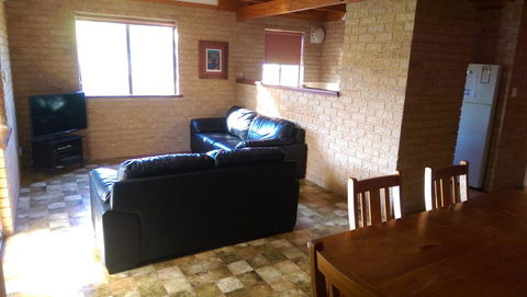 Kestrel Chalets - Kingaroy Accommodation 1
