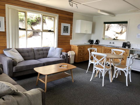 BINALONG BEACH COTTAGE Beachfront At Bay Of Fires Next To Restaurant - Kingaroy Accommodation 2