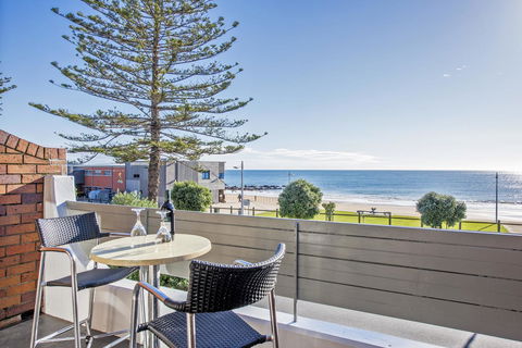 Beachfront Voyager Motor Inn - Kingaroy Accommodation 0