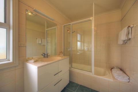 Stanley Village Waterfront Accommodation - Kingaroy Accommodation 11