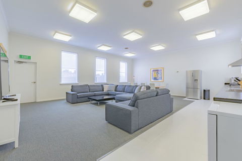 4 Bedroom House - Hobart CBD - Free Parking - Free WIFI - Kingaroy Accommodation 9