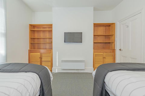 4 Bedroom House - Hobart CBD - Free Parking - Free WIFI - Kingaroy Accommodation 15