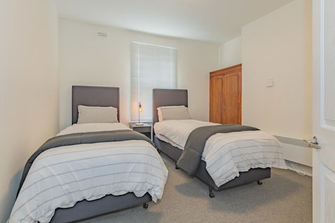 4 Bedroom House - Hobart CBD - Free Parking - Free WIFI - Kingaroy Accommodation 3