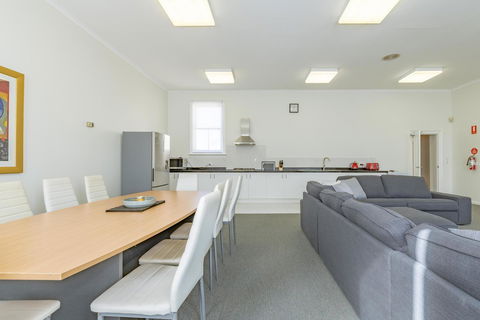 4 Bedroom House - Hobart CBD - Free Parking - Free WIFI - Kingaroy Accommodation 16