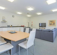 4 Bedroom House - Hobart CBD - Free Parking - Kingaroy Accommodation