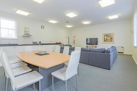 4 Bedroom House - Hobart CBD - Free Parking - Free WIFI - Kingaroy Accommodation 0