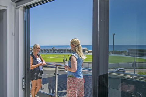 Burnie By The Bay Apartments - Kingaroy Accommodation 3