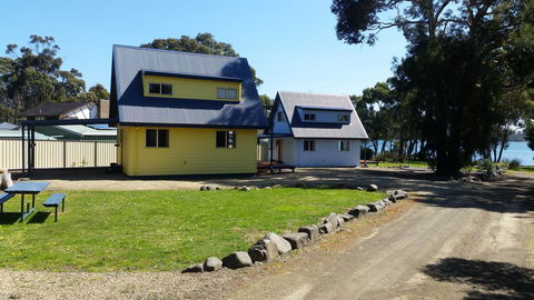 Four Seasons Waterfront Villas - Kingaroy Accommodation 9