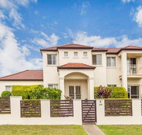Nice home in the Regatta waters estate close to theme parks - Kingaroy Accommodation