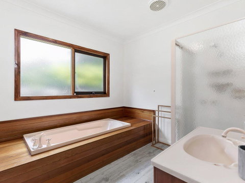 NICHE ON NOBLE - Ever Changing Vista - Kingaroy Accommodation 1