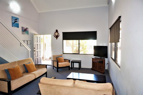 Ningaloo Breeze Villa 8 - 3 Bedroom Fully Self-Contained Holiday Accommodation - Kingaroy Accommodation 3