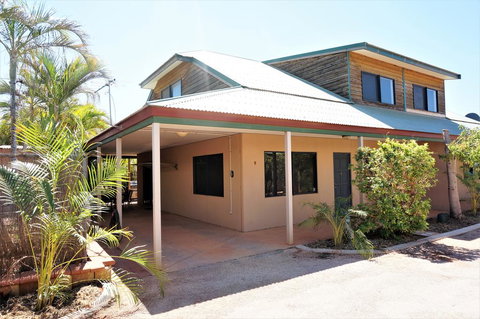Ningaloo Breeze Villa 8 - 3 Bedroom Fully Self-Contained Holiday Accommodation - Kingaroy Accommodation 0