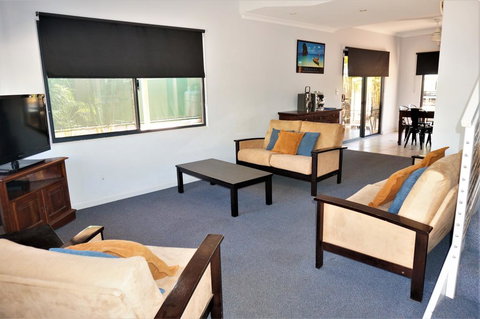 Ningaloo Breeze Villa 8 - 3 Bedroom Fully Self-Contained Holiday Accommodation - Kingaroy Accommodation 1