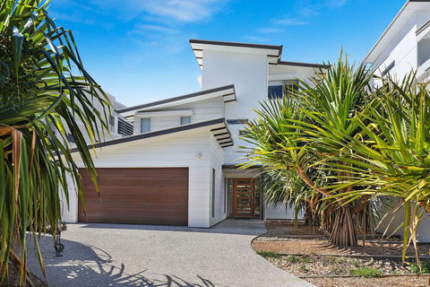 NORTHSHOR- ULTIMATE BEACH HOUSE - Kingaroy Accommodation 1