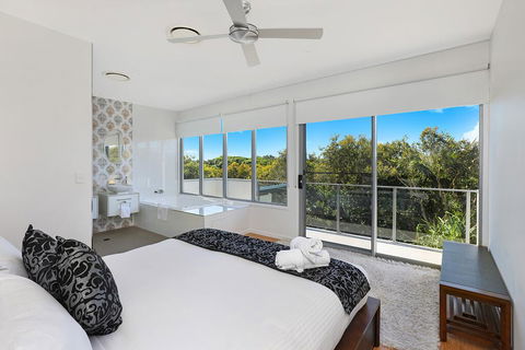 NORTHSHOR- ULTIMATE BEACH HOUSE - Kingaroy Accommodation 2
