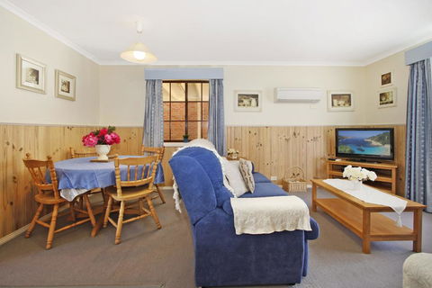 Oak Cottage - Tudor Village Unit 5 - Kingaroy Accommodation 1