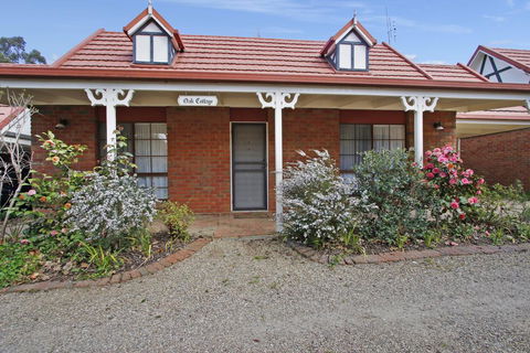 Oak Cottage - Tudor Village Unit 5 - Kingaroy Accommodation 0